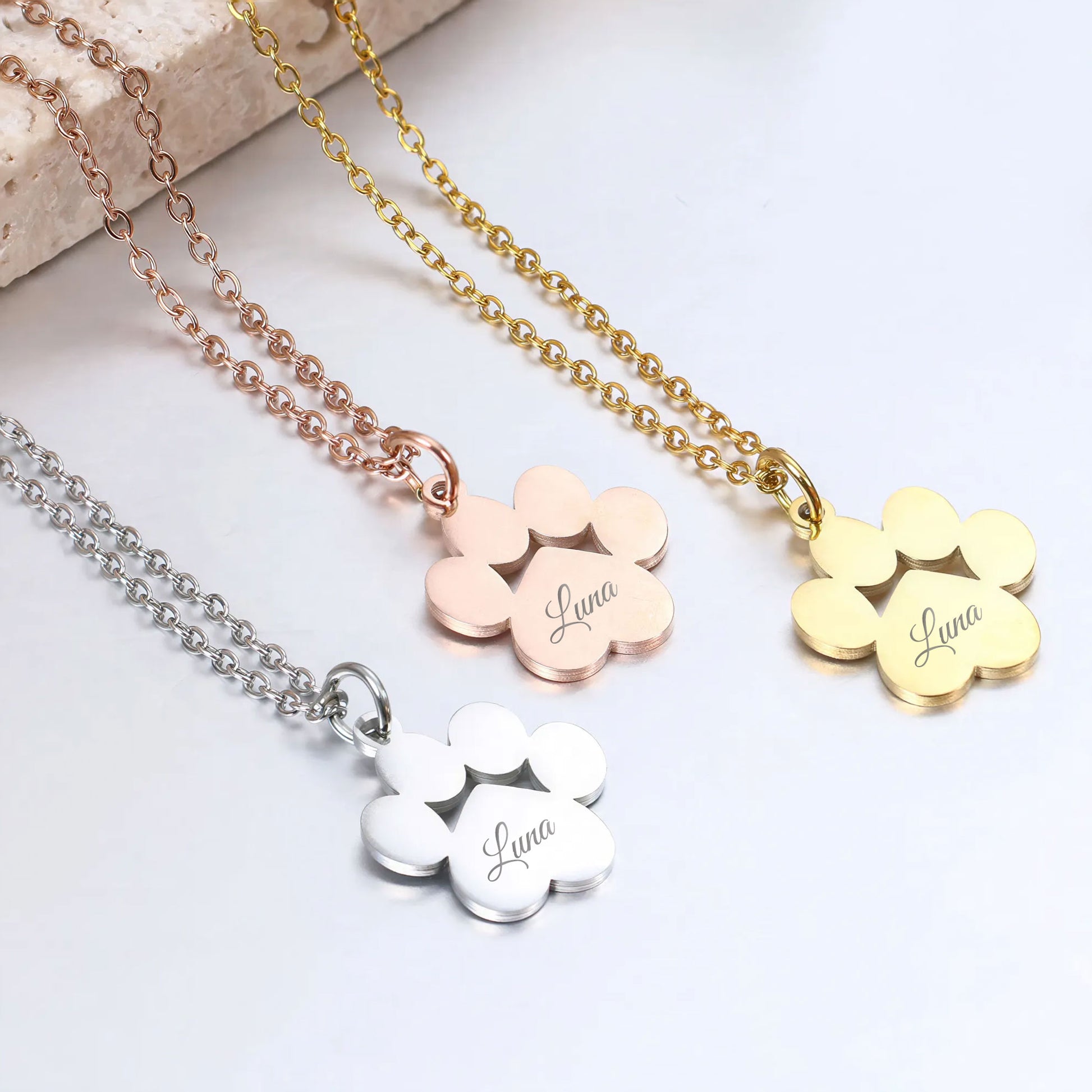 Personalisierte Pfoten Halskette mit Gravur aus Edelstahl in Silber
Pfotenanhänger Halskette mit Name und Datum personalisiert
Gravierte Halskette für Hundemama und Katzenmama
Edelstahl Pfoten Halskette in Silber Gold und Roségold
Personalisierter Tierliebe Schmuck mit Pfotenanhänger
Halskette mit Pfote als Geschenk für Tierliebhaber
Pfoten Halskette mit Gravur vorne und hinten
Erinnerungskette für Hund Katze und Haustier mit Gravur