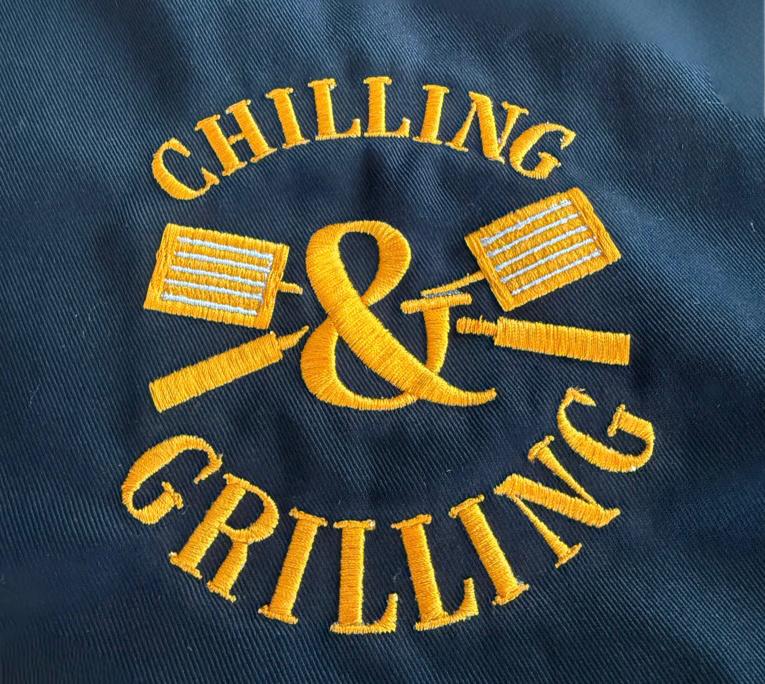 Grillschürze Schwarz - Stick - Chilling & Grilling